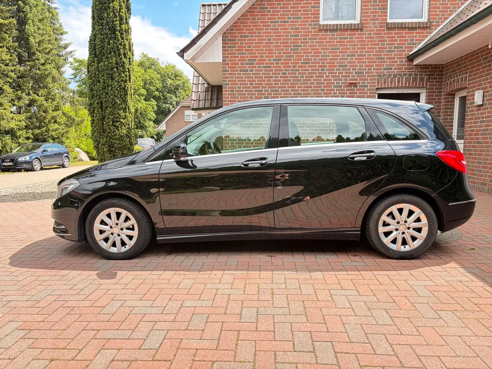 Mercedes-Benz B 180 BlueEFFICIENCY | AHK| Bi-Xenon | Park-Assist Bild 2